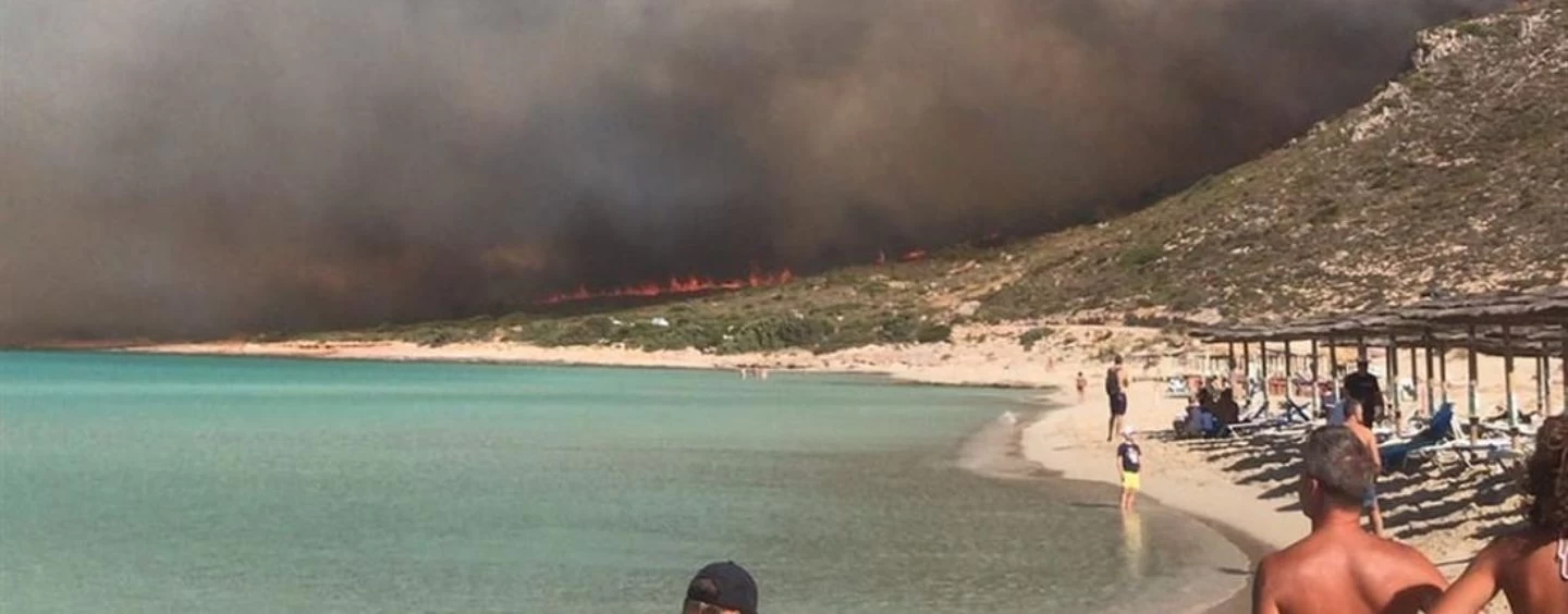 Δύσκολες ώρες στην Ελαφόνησο: Προς το λιμάνι κατευθύνεται ο κόσμος μετά την αναζωπύρωση – Στο νησί ο Γ.Γ. Πολιτικής Προστασίας